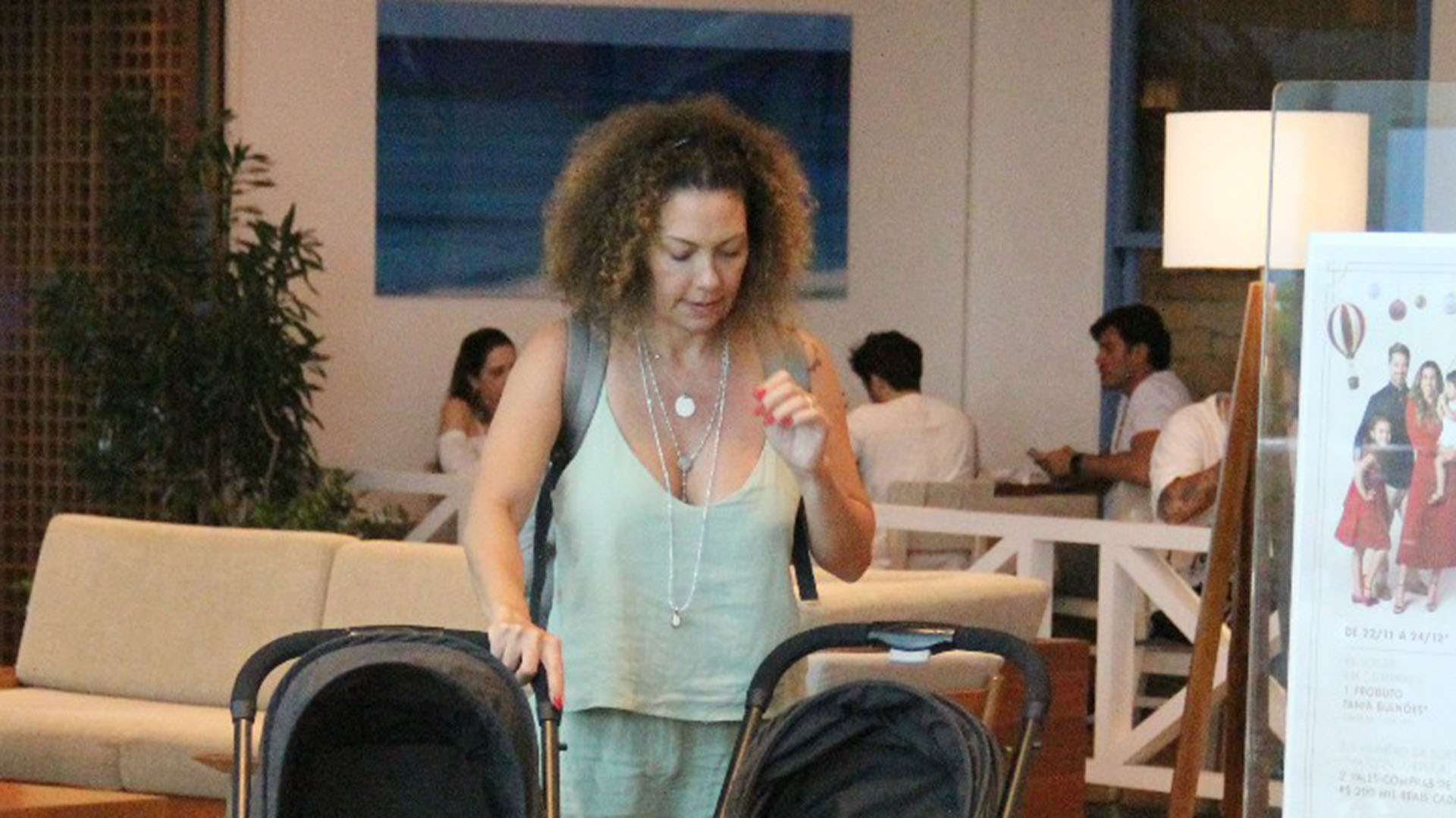 Fabiula Nascimento e Emilio Dantas curtem passeio com os filhos gêmeos