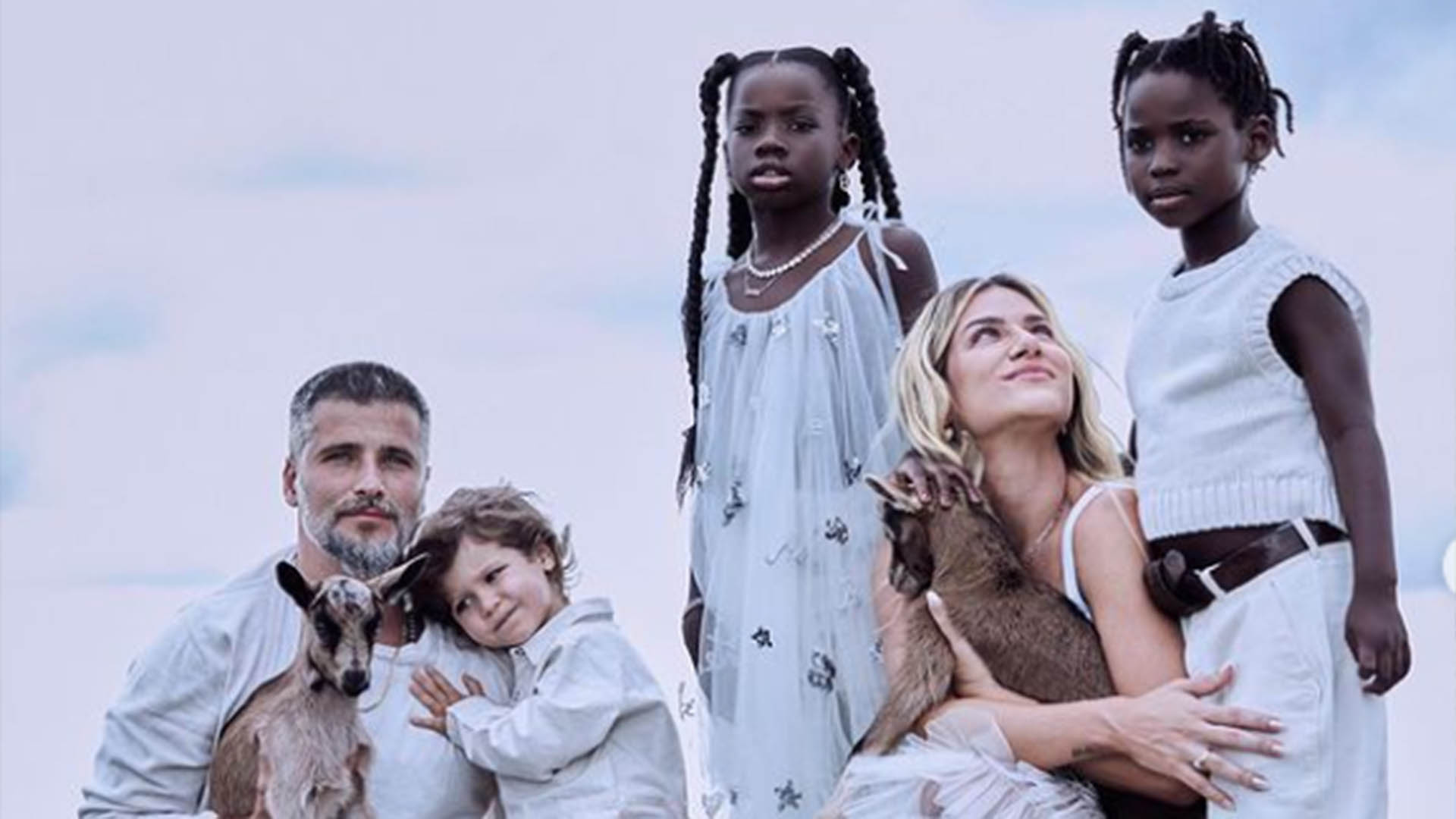 Giovanna Ewbank faz ensaio de ano novo com os filhos e o marido