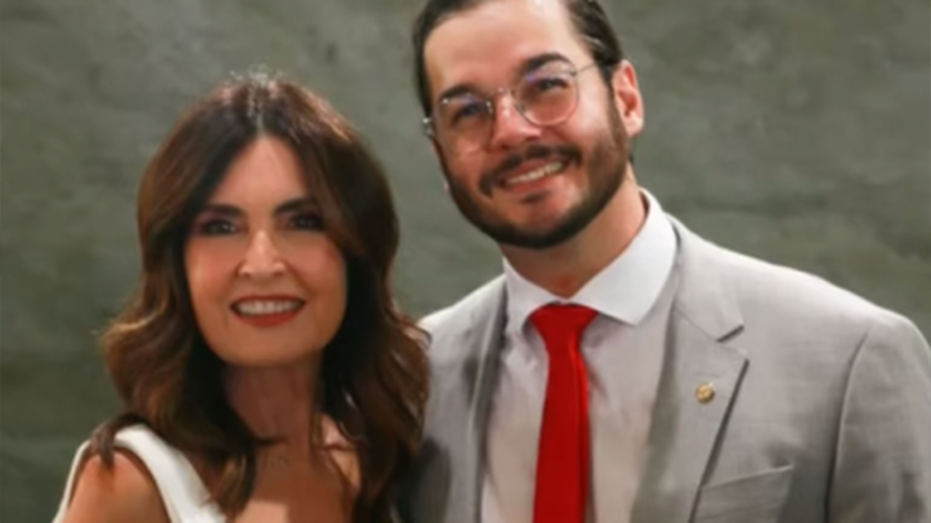 De branco, Fátima Bernardes deixa a perna de fora em look para dia especial do namorado