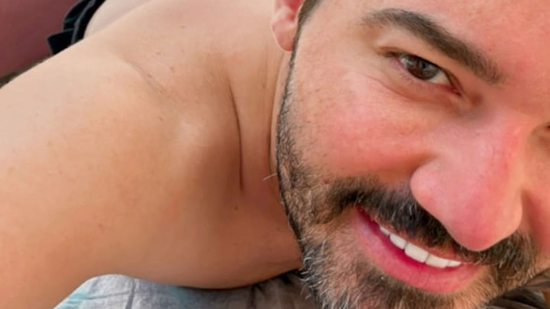 Fernando Zor deixa o bumbum de fora em nova foto