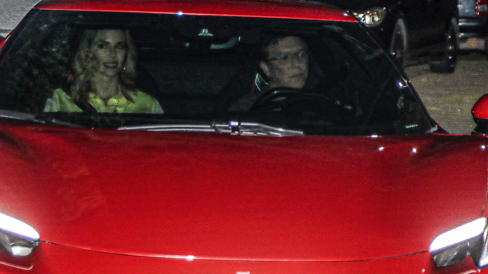 Boninho e Ana Furtado vão de Ferrari ao aniversário de Angélica