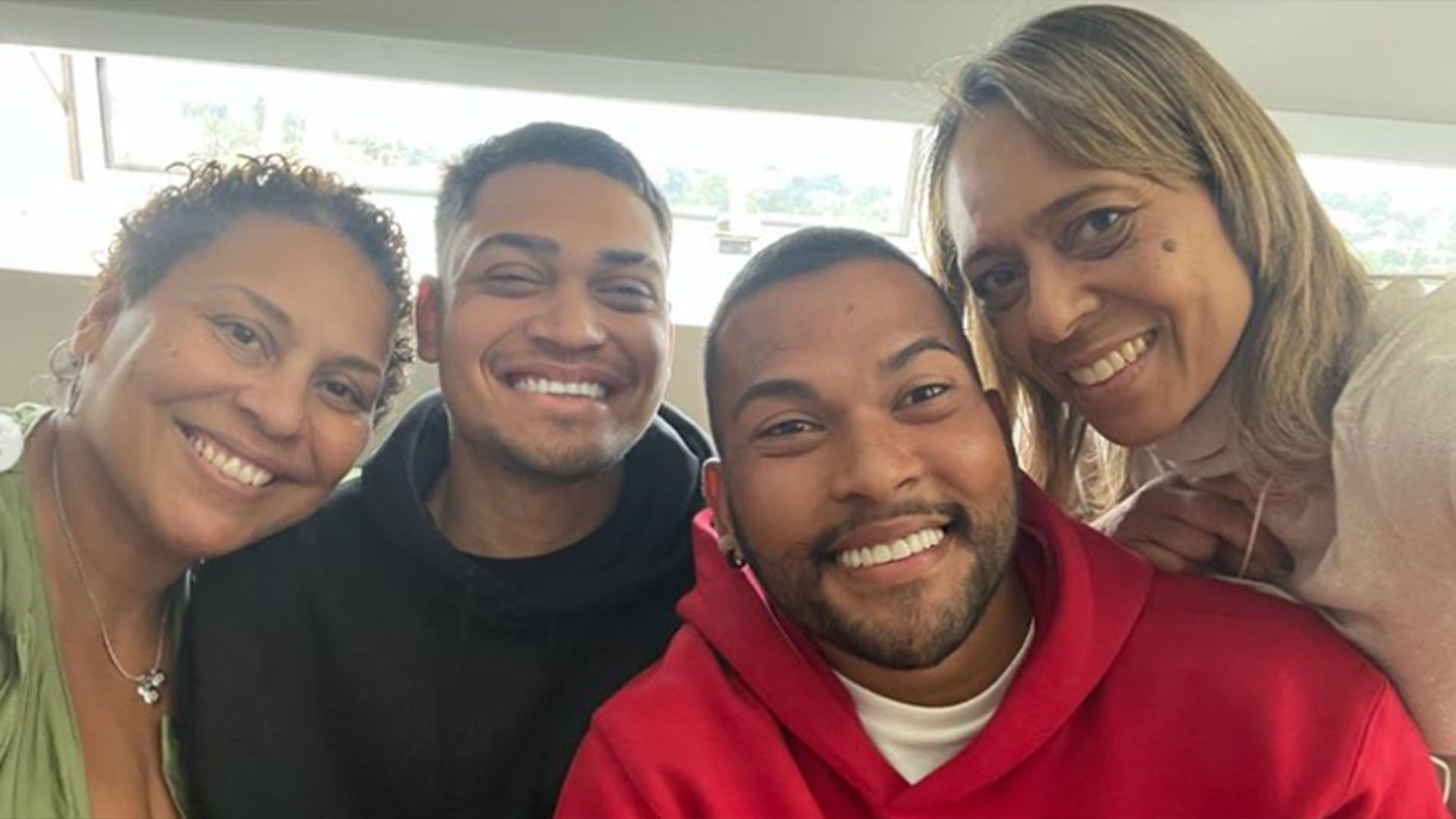 Filho de Sandra Regina visita o avô, Pelé, no hospital: ‘Era o que minha mãe mais sonhava’