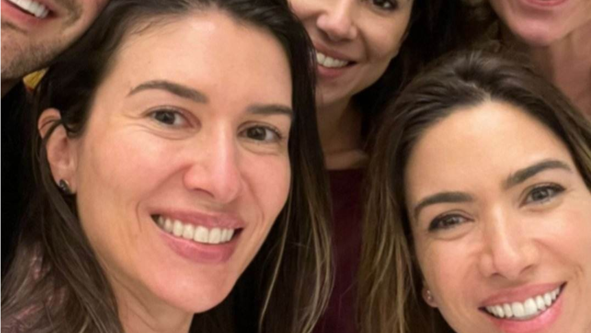 Em clima de Natal, Rebeca Abravanel publica selfie rara com as irmãs