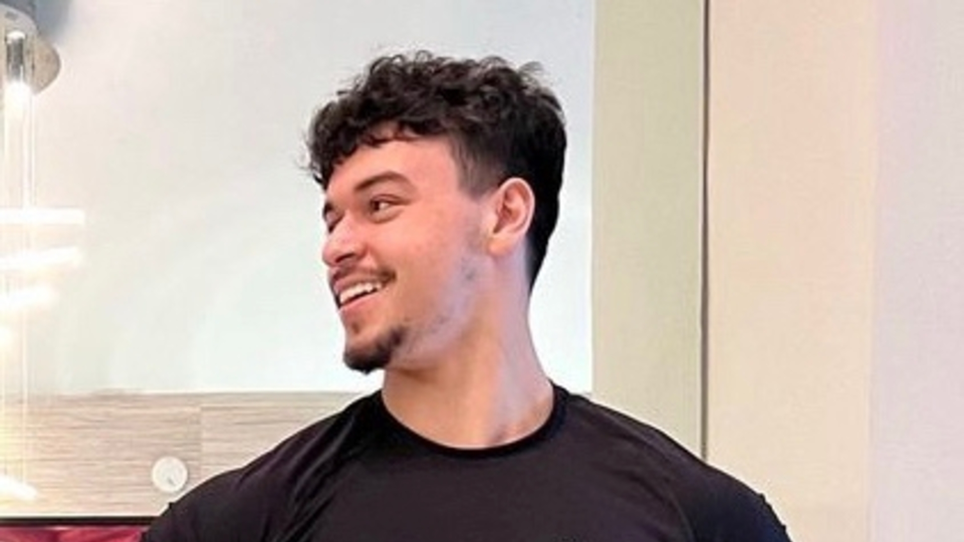 Filho de Carla Perez e Xanddy choca web ao exibir corpo musculoso ao posar ao lado do pai