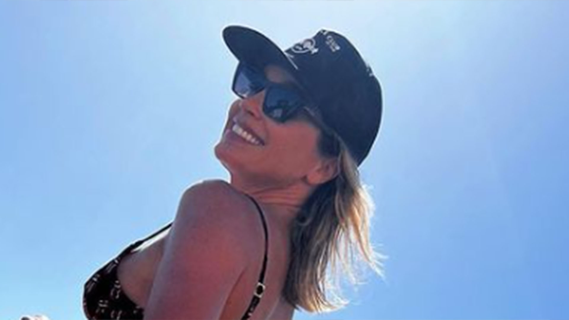 Magérrima, Flávia Alessandra surge de biquíni fininho em dia na praia