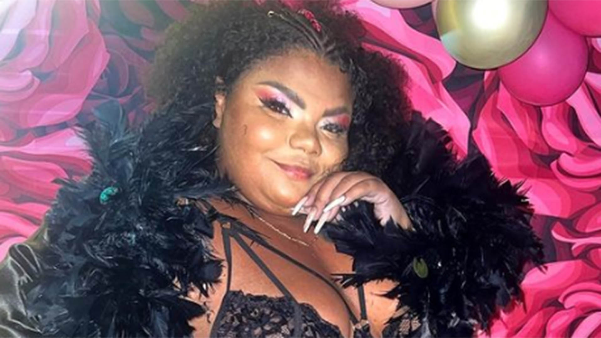 Filha de Arlindo Cruz surge só de lingerie em sua festa de aniversário