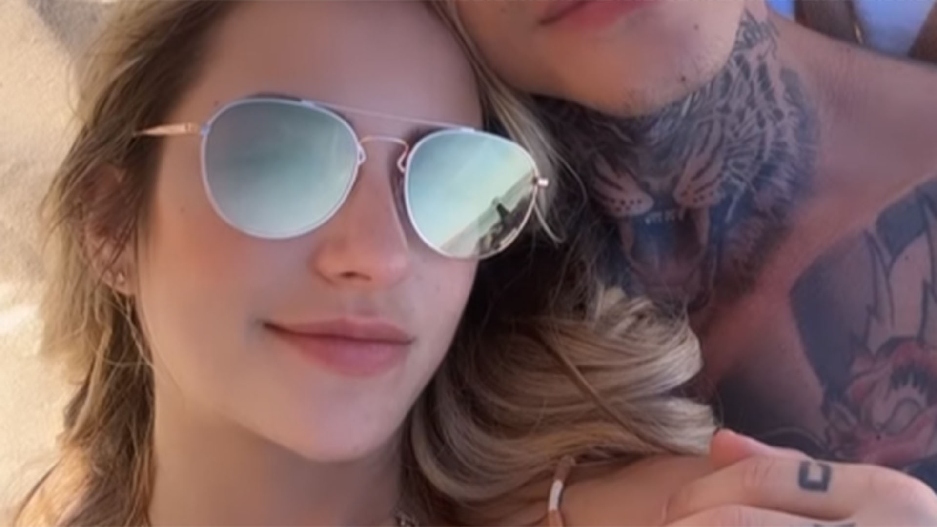 Gabi Martins surge ‘agarradinha’ com seu novo affair na praia