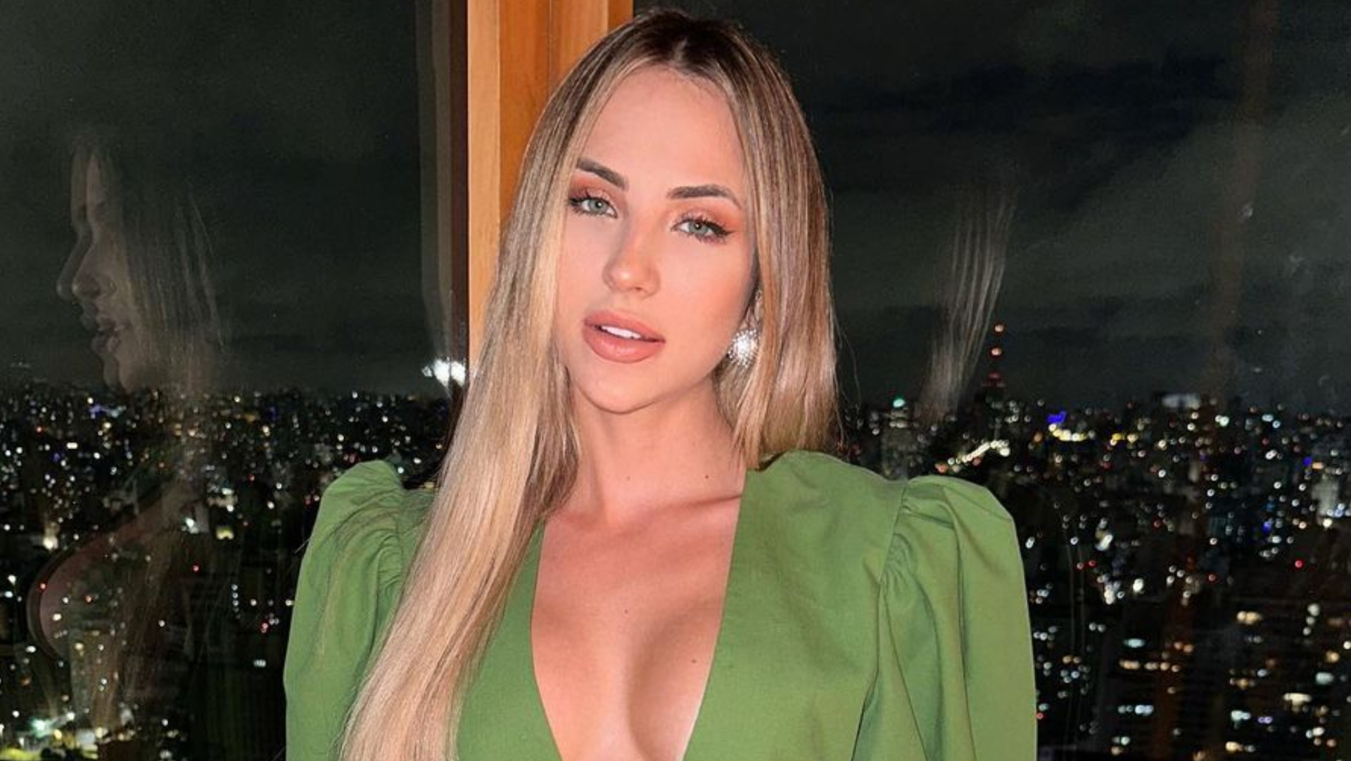 Sem sutiã, Gabi Martins escandaliza com decote marcado em vestido micro: ”Gata”