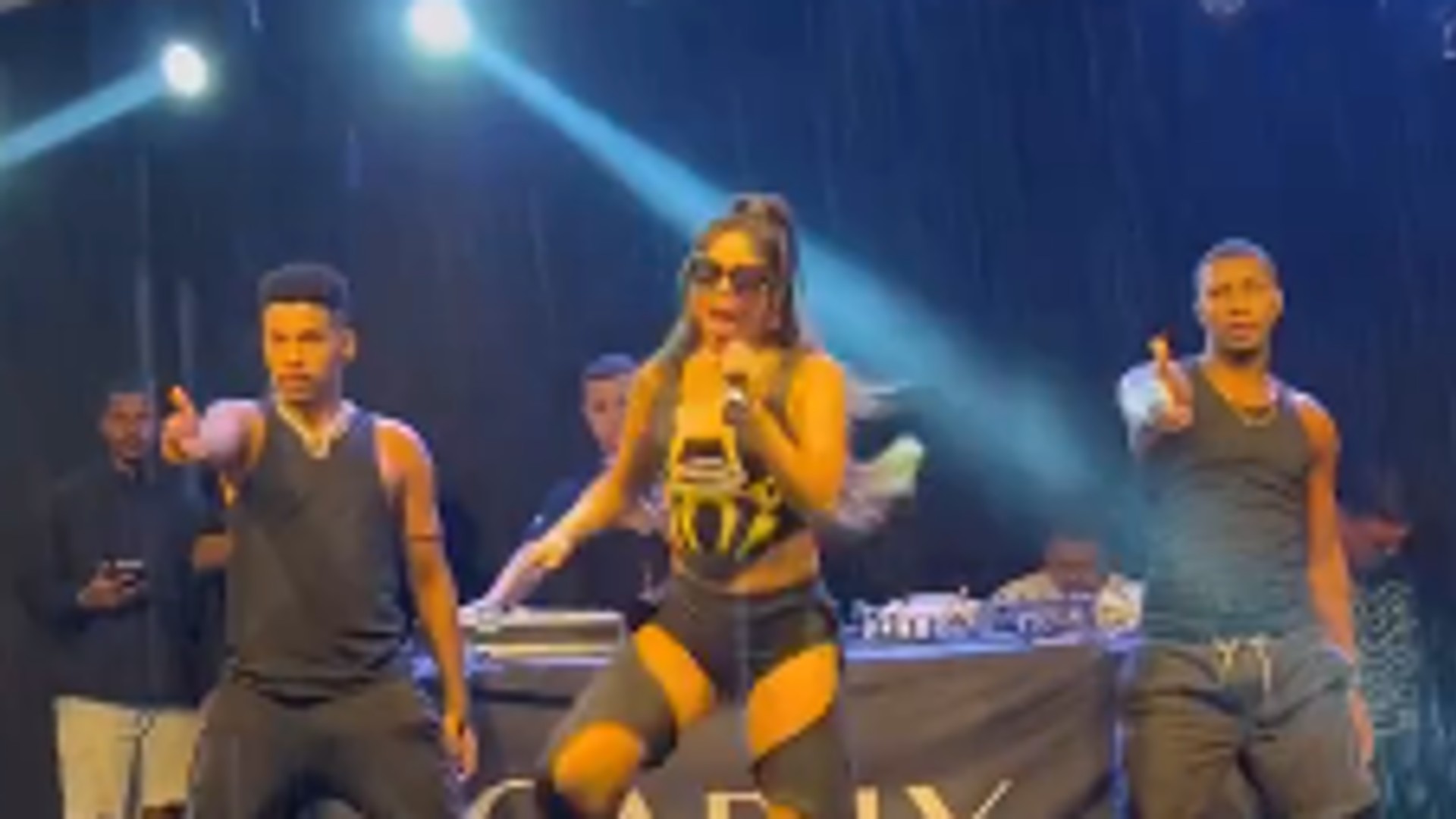 Gabily se desequilibra no palco e cai na piscina; veja vídeo!