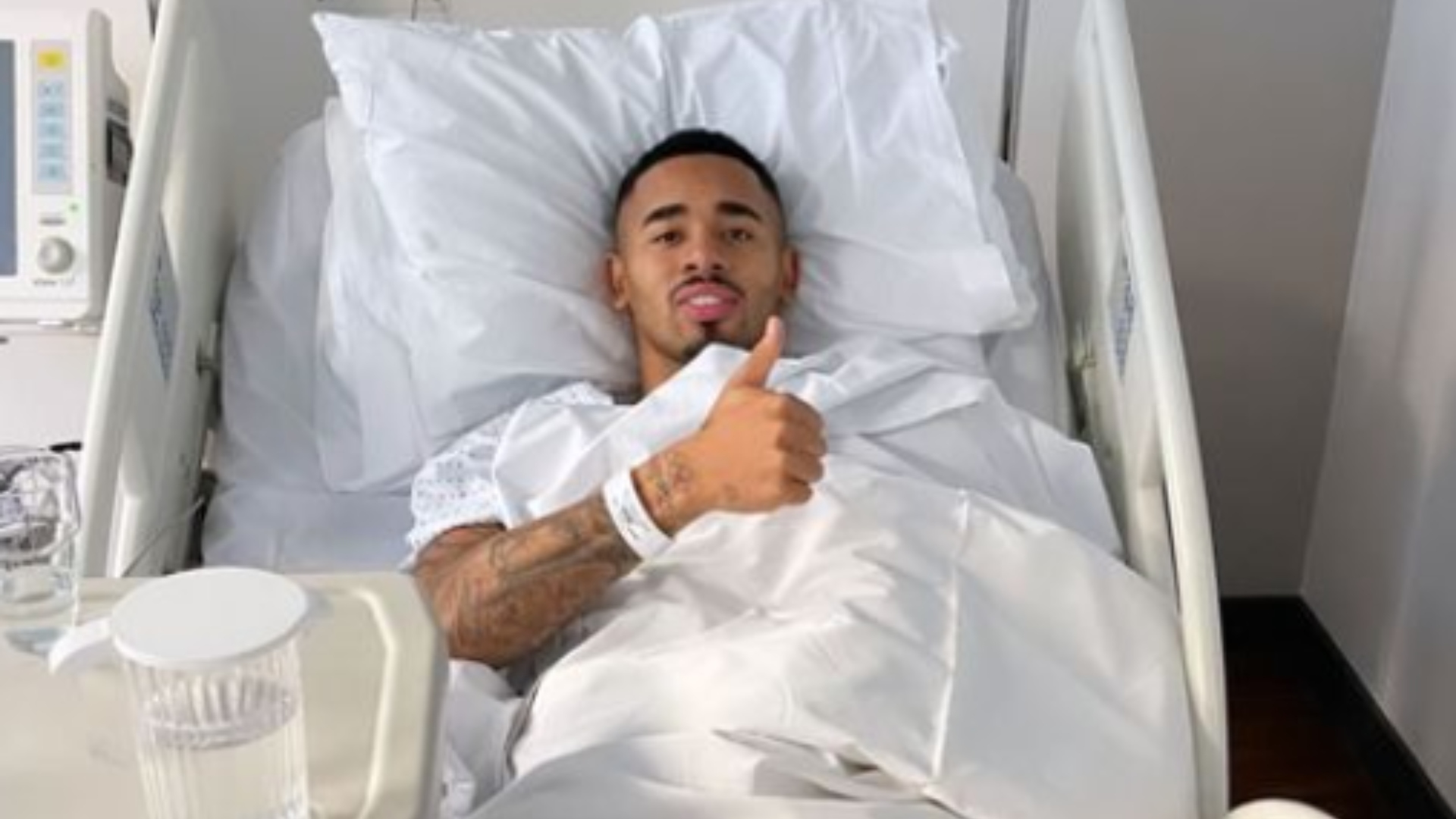Gabriel Jesus faz cirurgia no joelho após lesão durante jogo da Copa do Mundo no Catar