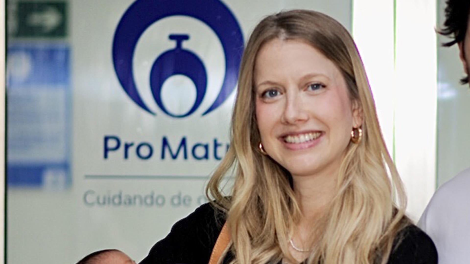 Gabriela Prioli deixa a maternidade com a filha recém-nascida e o marido