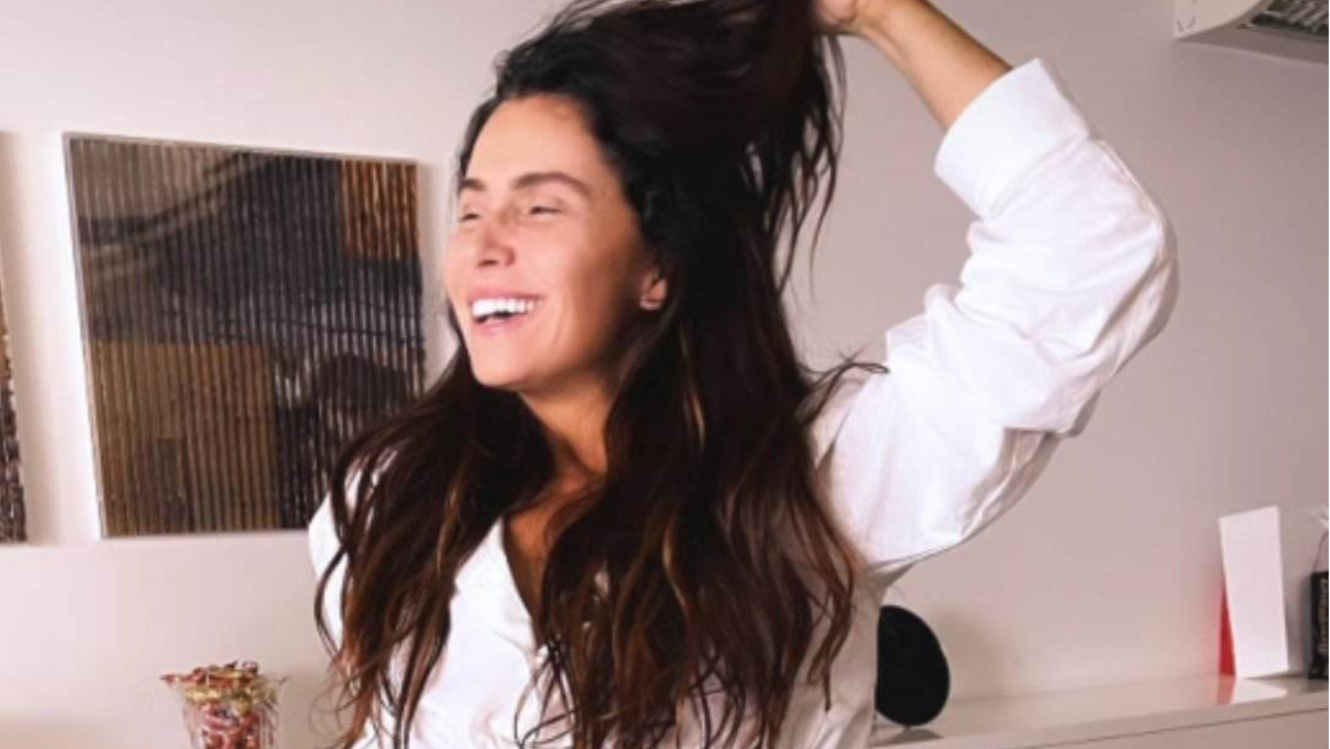 Sem maquiagem, Giovanna Antonelli esbanja beleza natural ao posar com look de barriga de fora