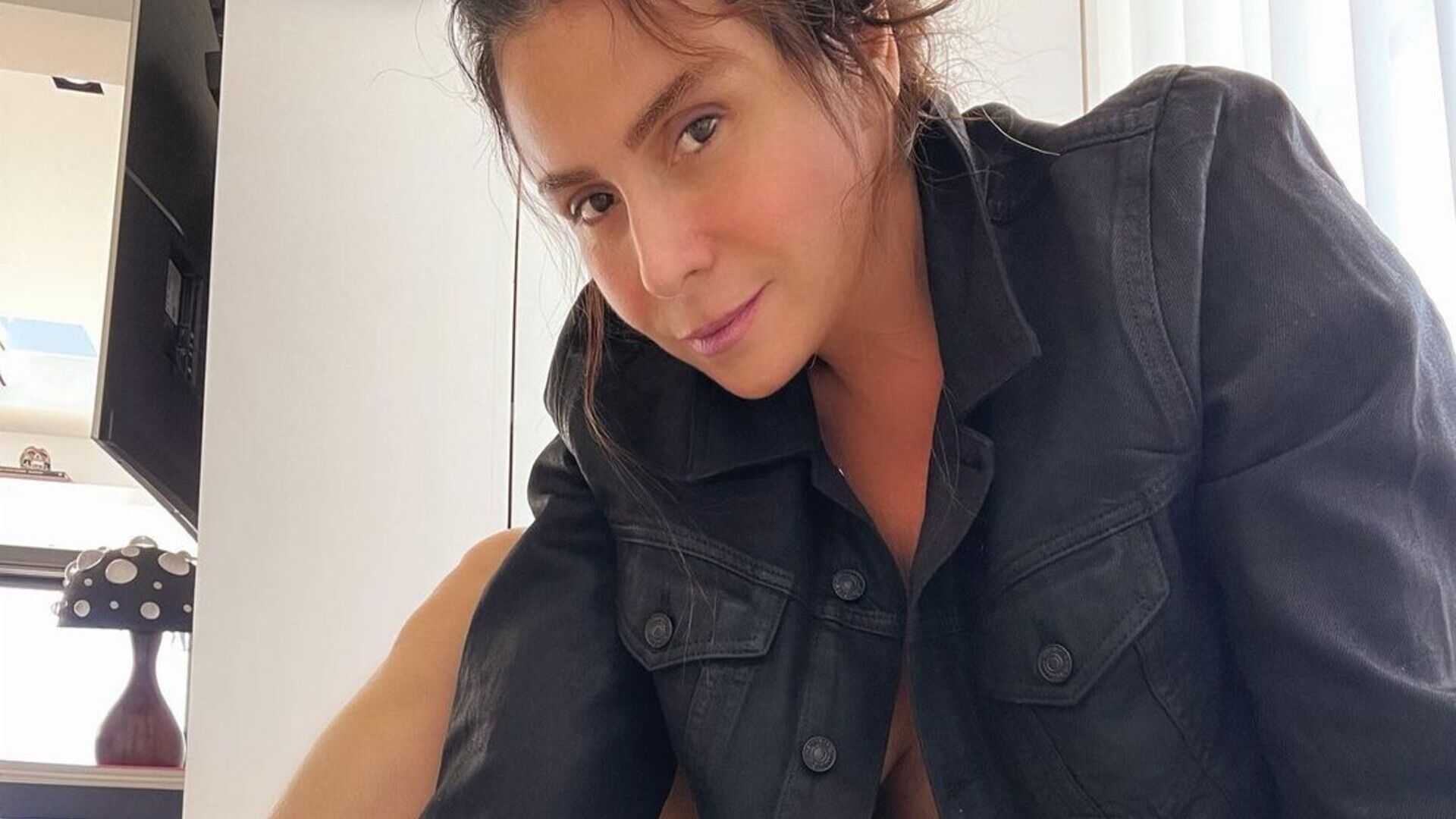 De calcinha e sem sutiã, Giovanna Antonelli escandaliza ao abrir a jaqueta: ”Musa”