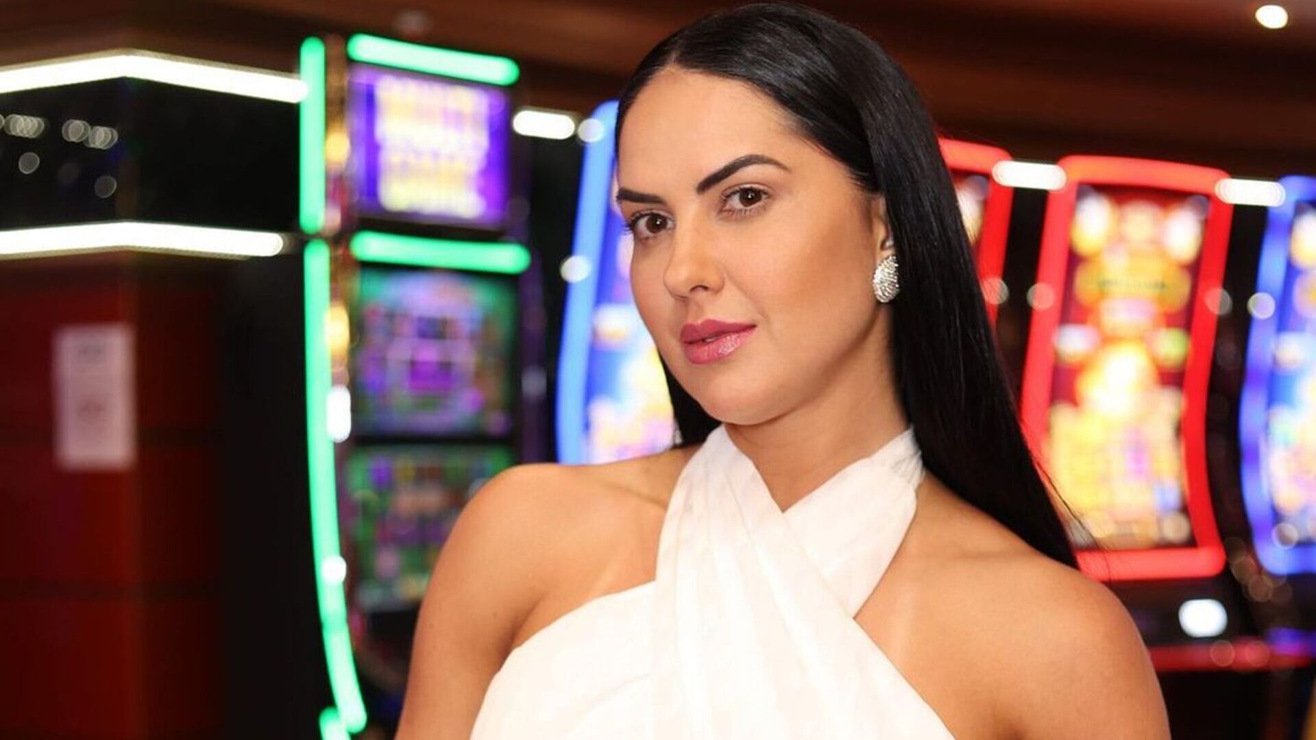 De macacão branco, Graciele Lacerda rouba a cena em cassino: ”Cara de rica”