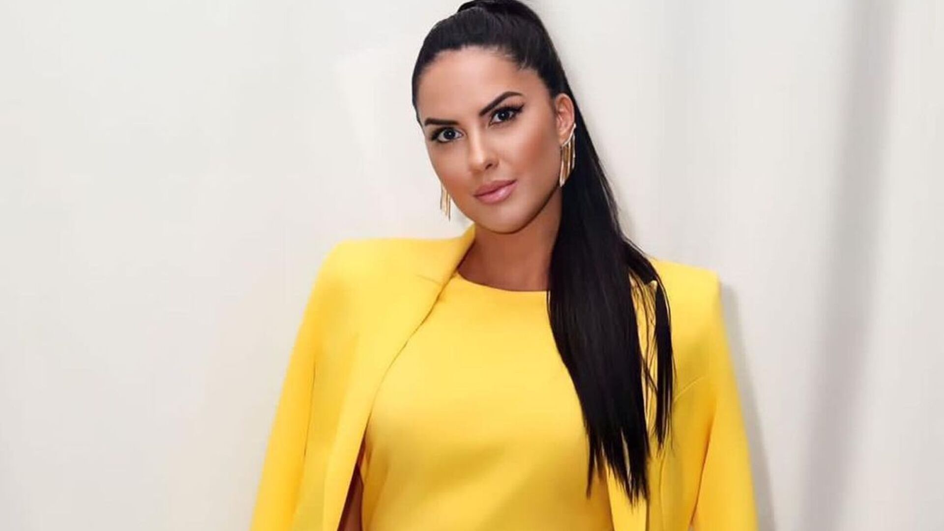 De look curtinho, Graciele Lacerda exibe pernões bronzeados bem definidos: ”Belíssima”