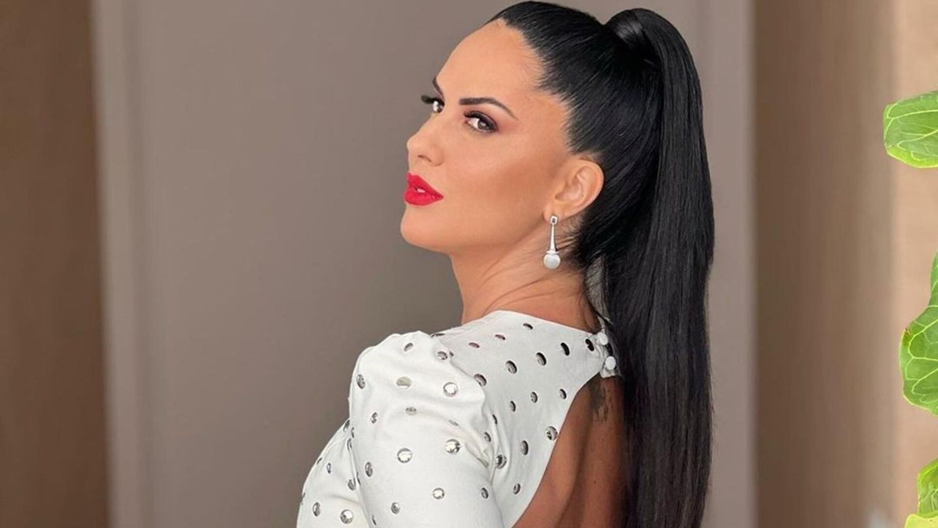 De vestido curto e aberto nas costas, Graciele Lacerda esbanja curvas musculosas: ”Perfeita”