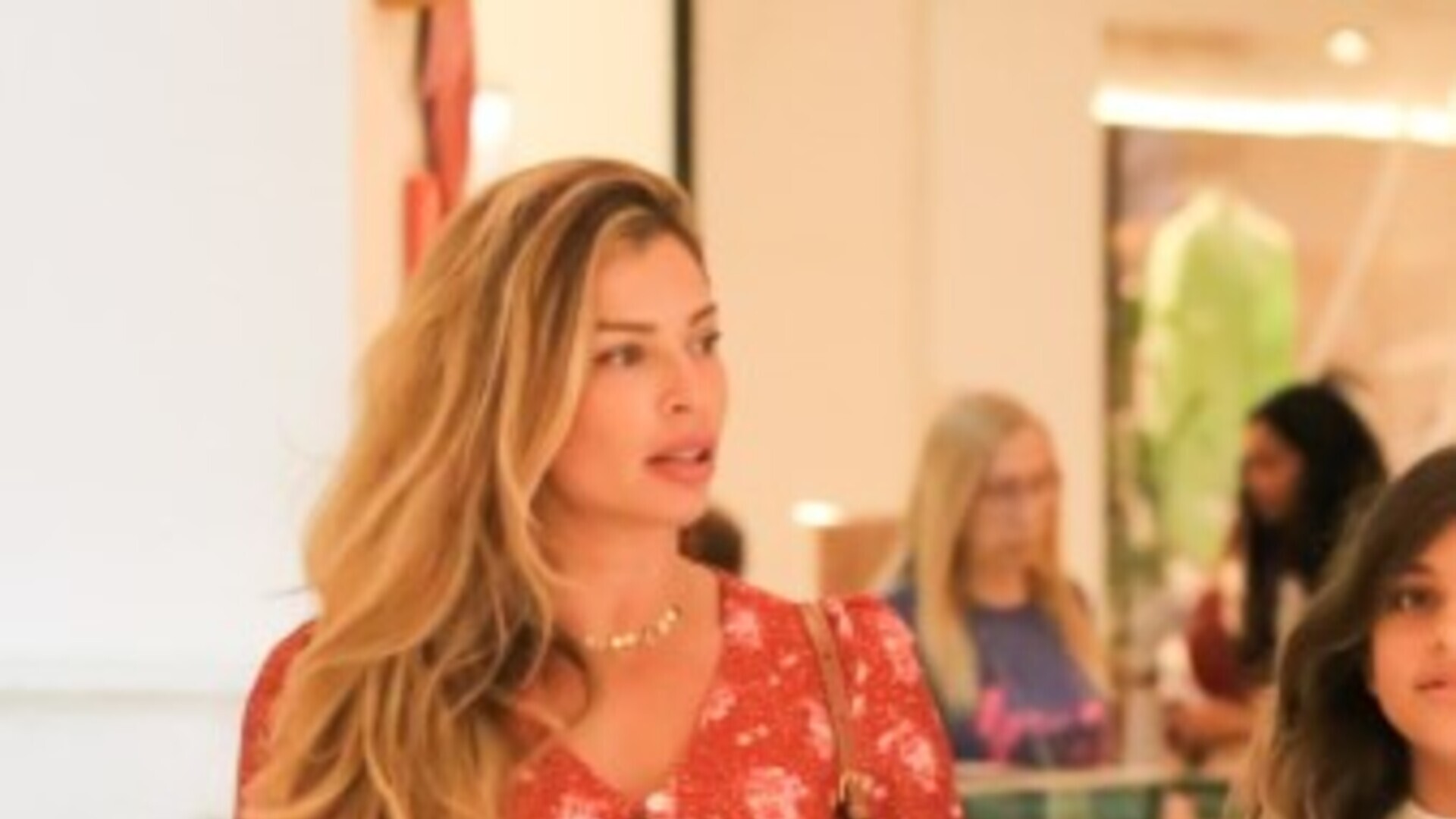Grazi Massafera curte passeio no shopping com a filha Sofia