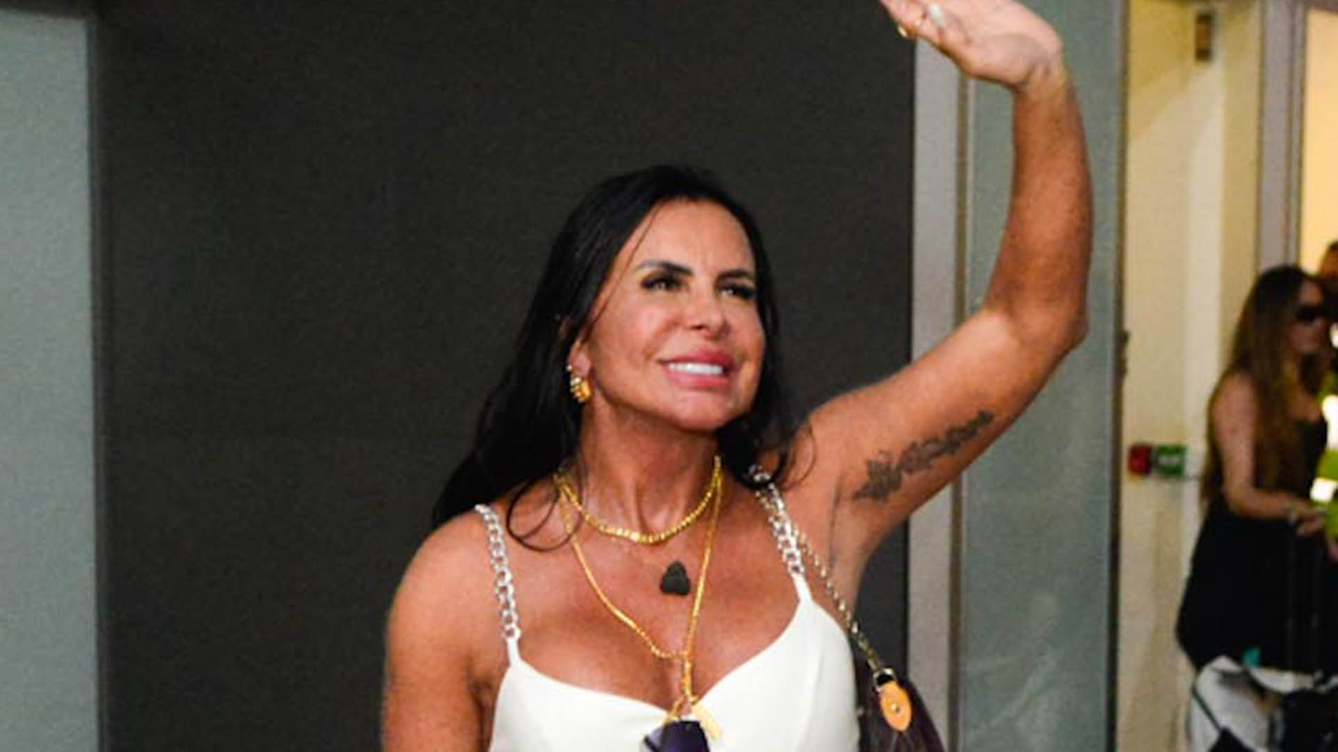 Gretchen arrasa ao usar vestido com recortes estratégicos na Farofa da Gkay