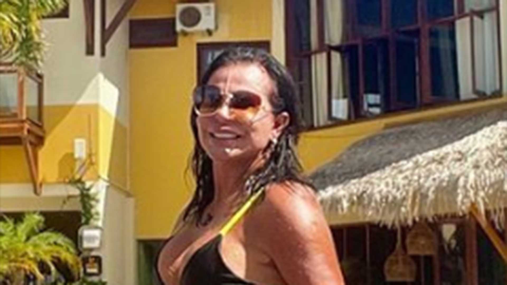 Gretchen e a filha de 19 anos surgem só de biquíni durante as férias em família