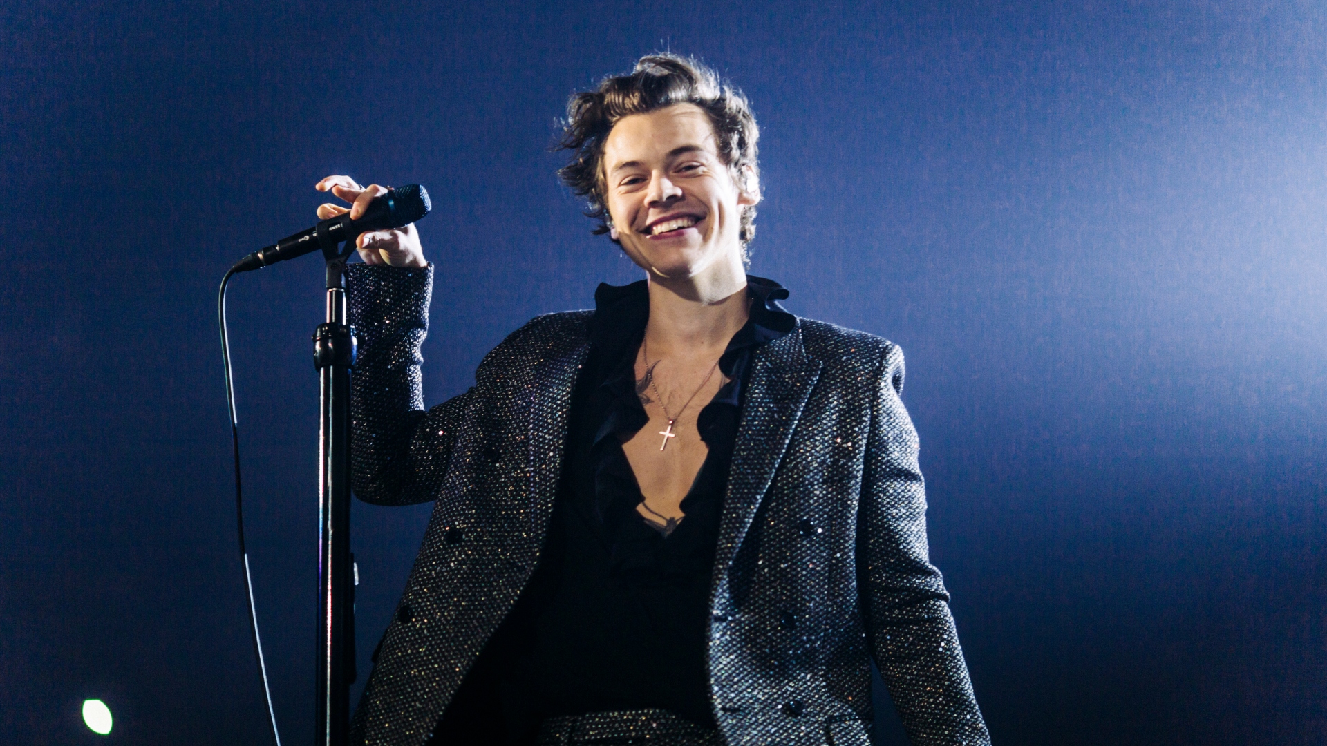 Harry Styles é aclamado em retorno ao Brasil após primeiro show de sua turnê pelo país