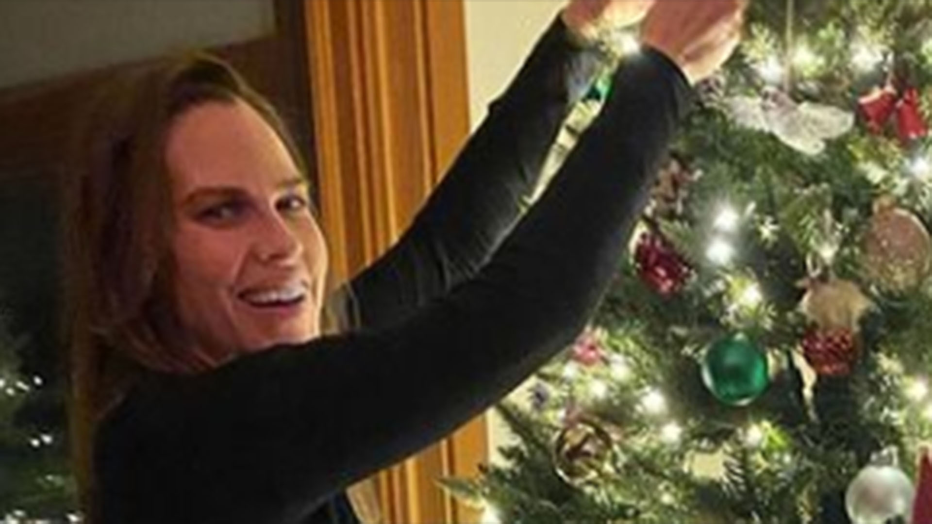 Aos 48 anos, Hilary Swank exibe a barriga de grávida em nova foto