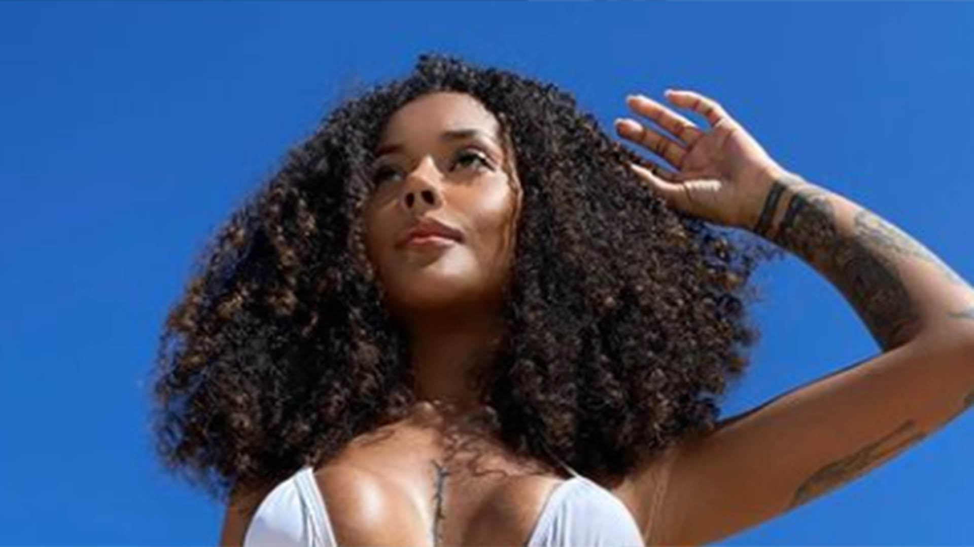 Irmã de Gracyanne Barbosa surge com biquíni branco fininho