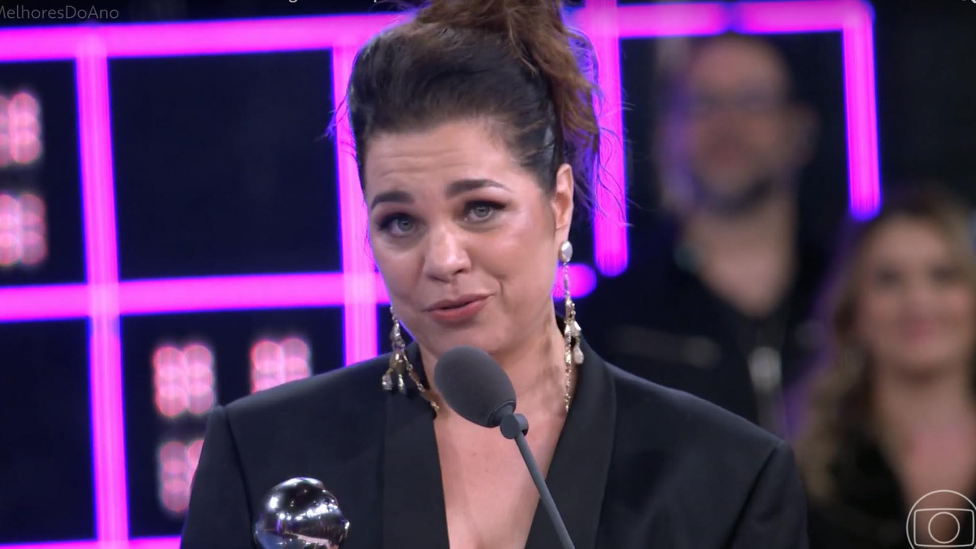 Isabel Teixeira olha direto para a câmera da TV e manda recado: ‘É para você’