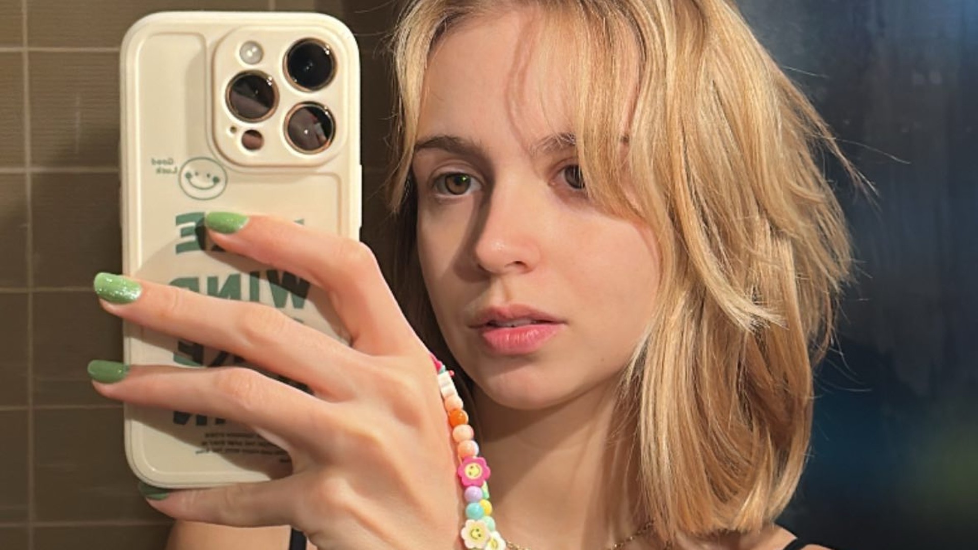 Isabella Scherer mostra flacidez na barriga após dar à luz gêmeos