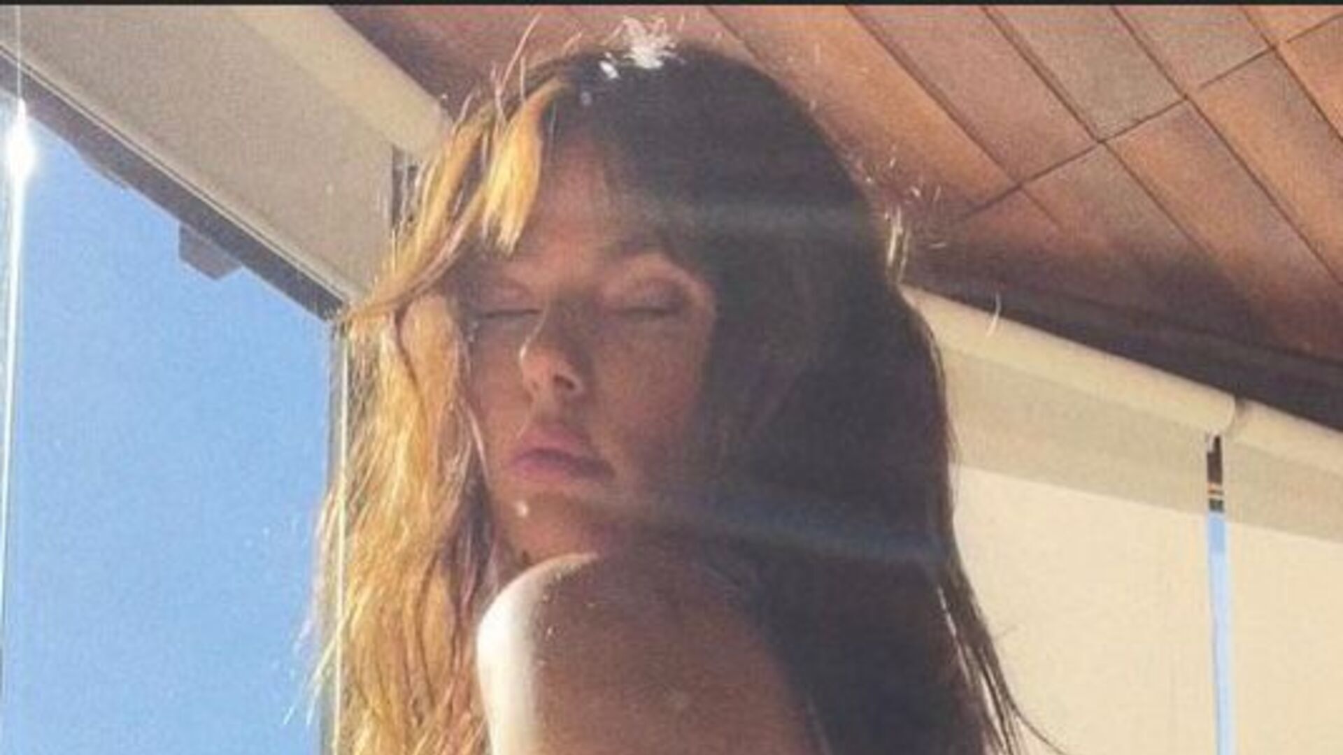 Isis Valverde exibe boa forma ao surgir apenas de biquíni em novas fotos
