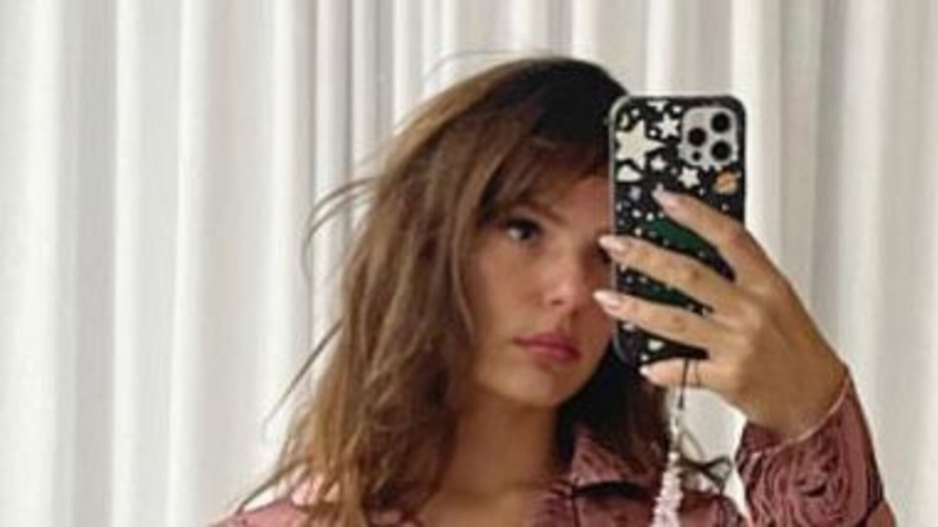 Isis Valverde encanta fãs ao surgir de pijama e mostrar sua casa de infância