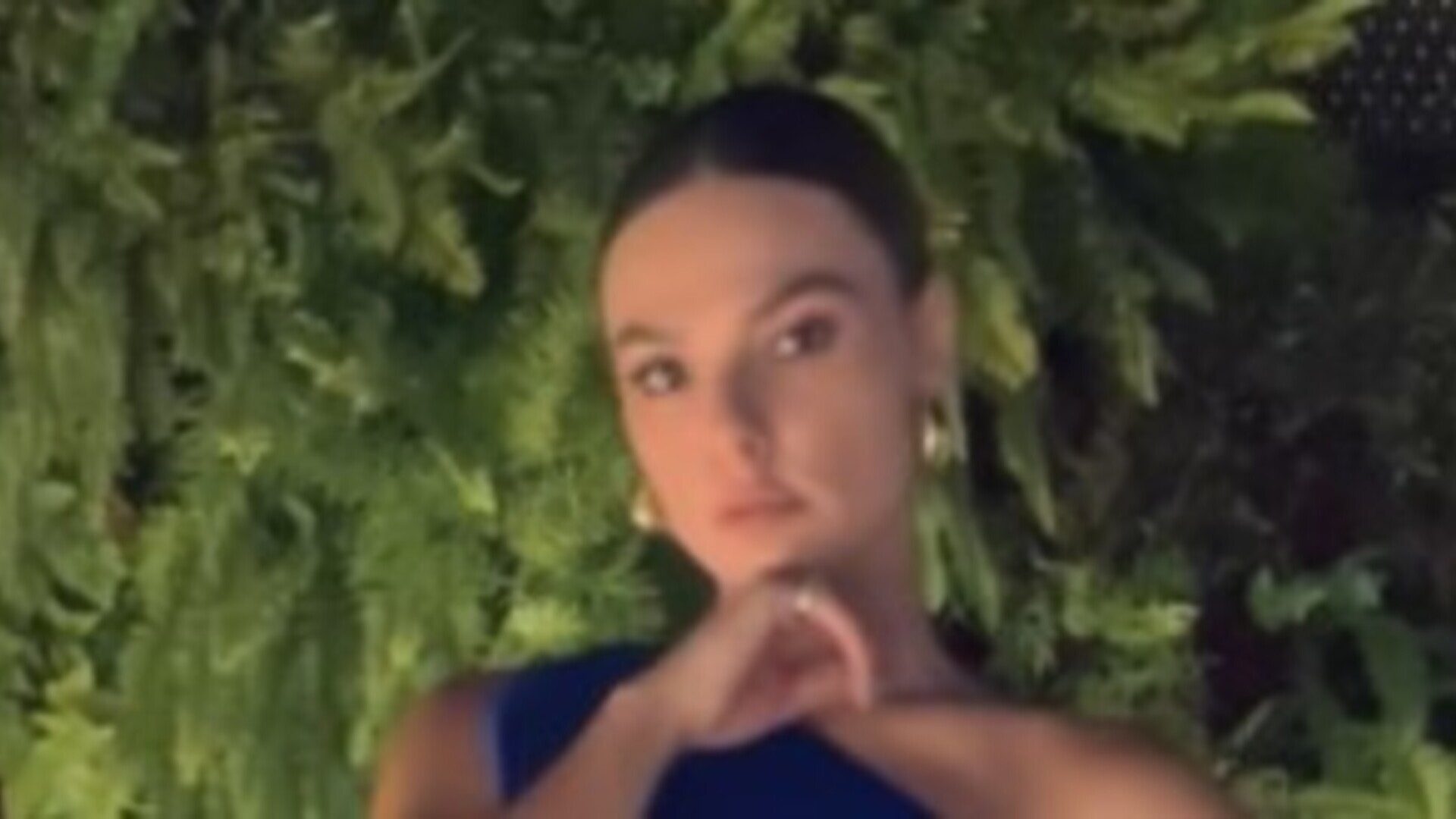 Isis Valverde surge com vestido curtinho em vídeo com melhores momentos da noite de Natal