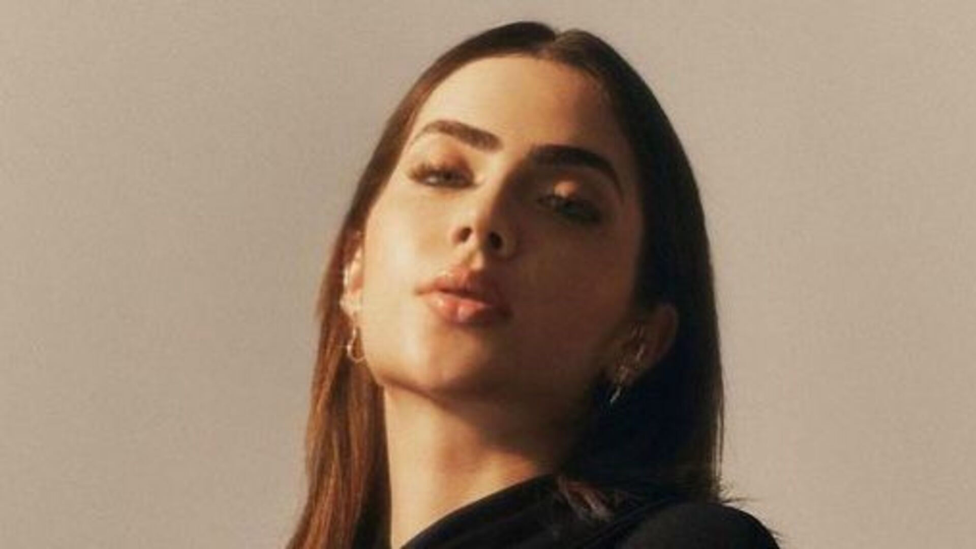 Jade Picon esbanja elegância em novas fotos com look todo preto e é elogiada: “Deslumbrante”