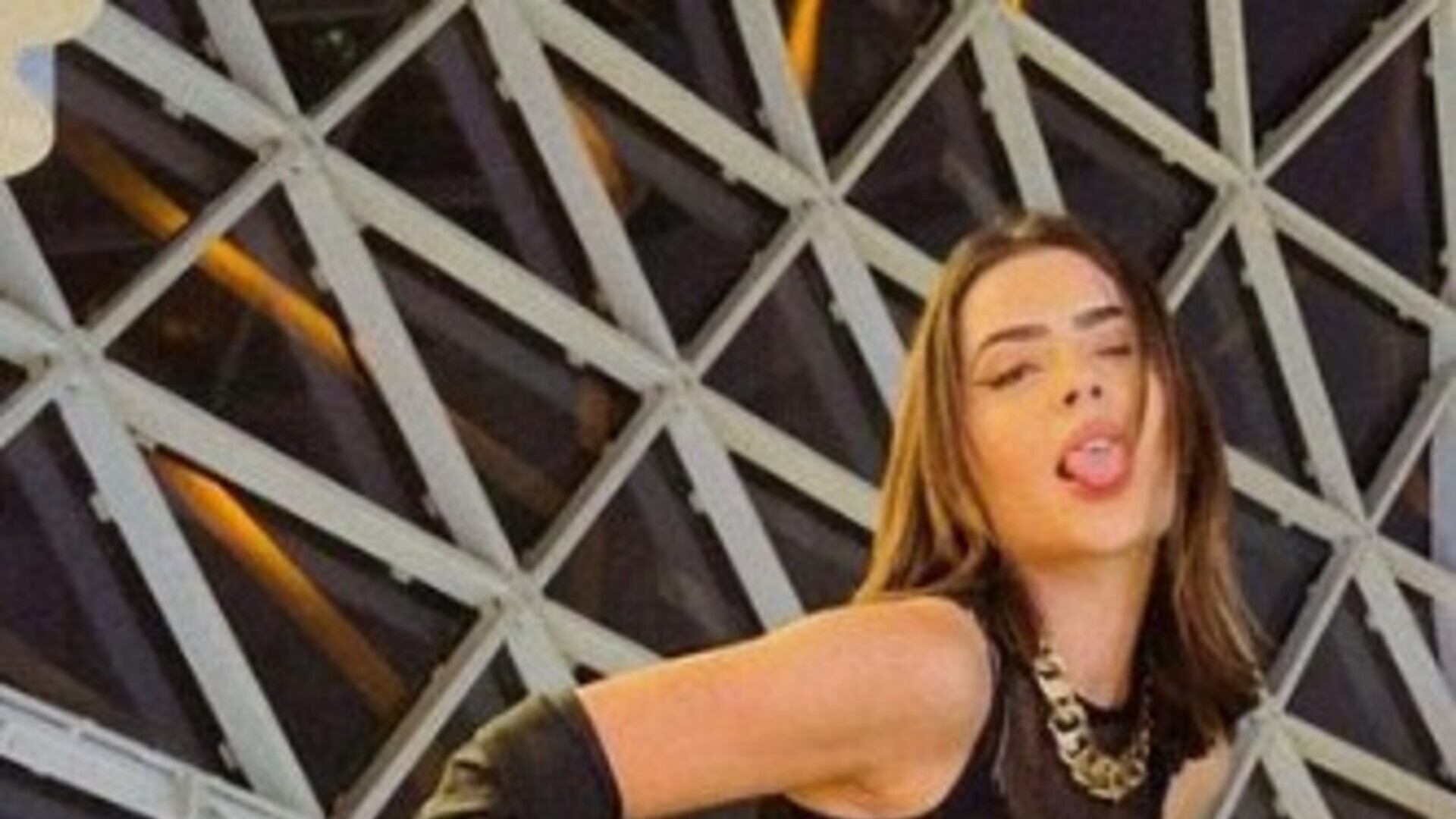 Jade Picon esbanja estilo ao compartilhar últimas fotos de viagem ao Catar