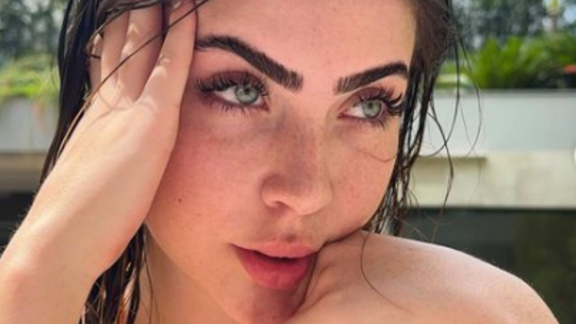 De biquíni, Jade Picon curte dia ensolarado na piscina: “Antes de ir gravar!”