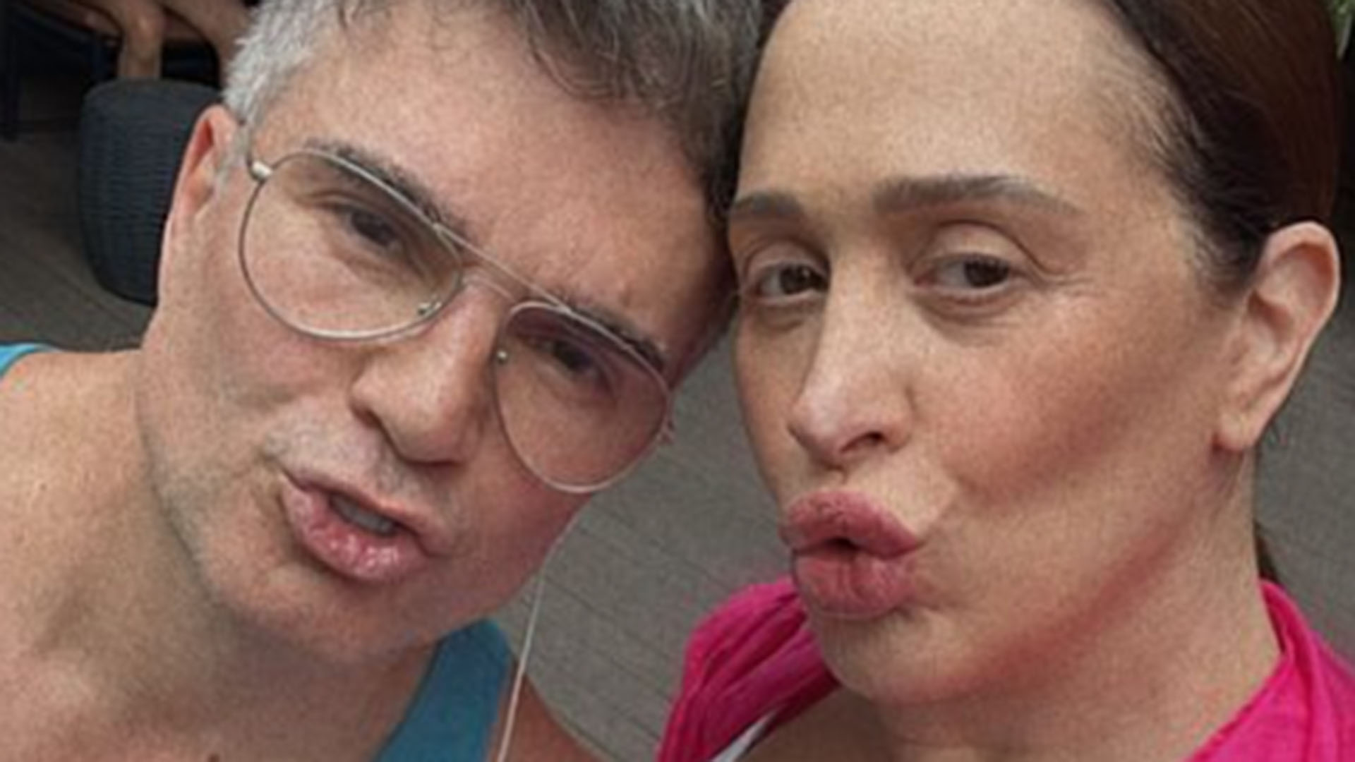 Grávida, Claudia Raia exibe a barriguinha em selfie com o marido