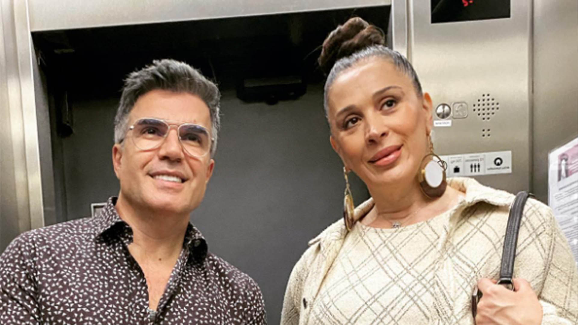 Grávida, Claudia Raia surge com look justo e marca o barrigão