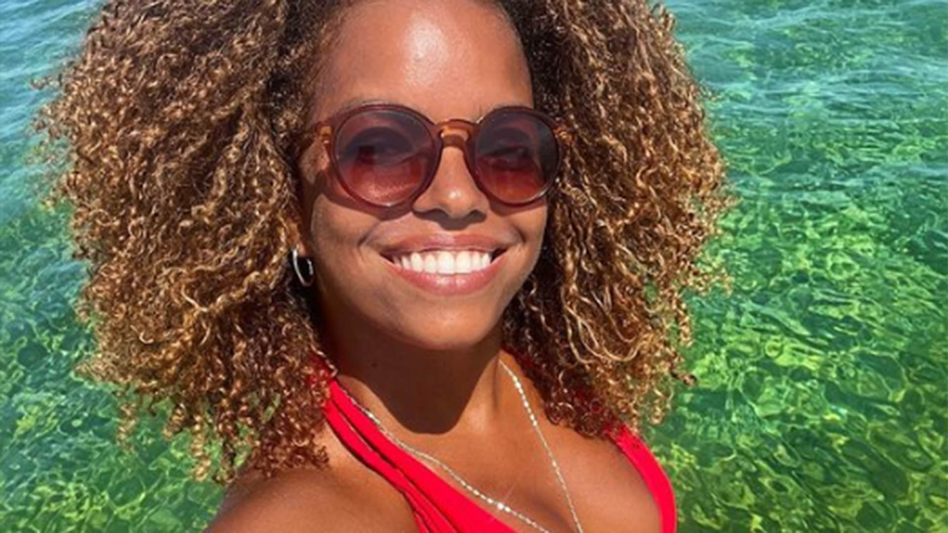 Jeniffer Nascimento esbanja boa forma ao usar biquíni vermelho