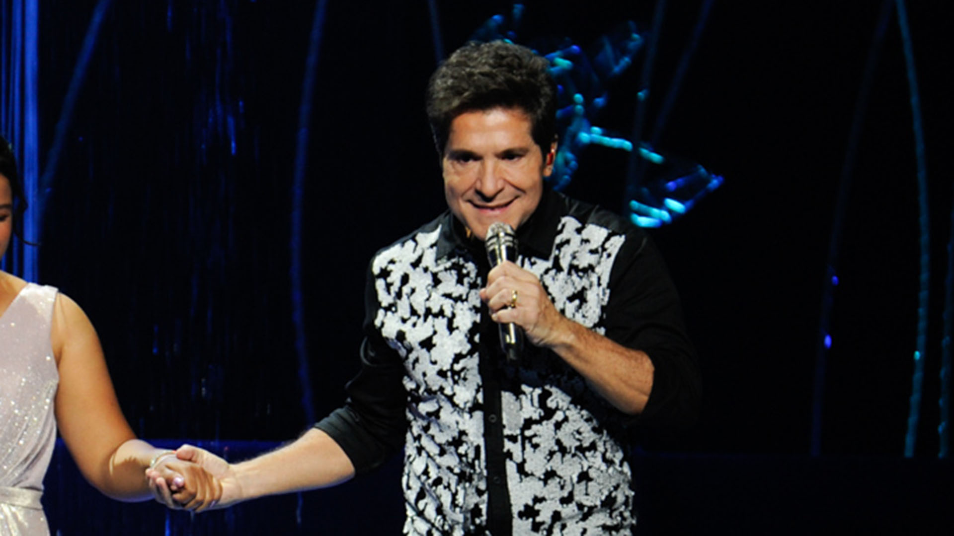 Daniel surpreende ao cantar com a filha de João Paulo