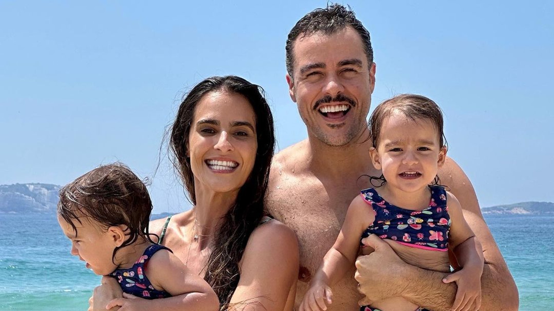 Joaquim Lopes e Marcella Fogaça curtem dia de praia com as filhas gêmeas