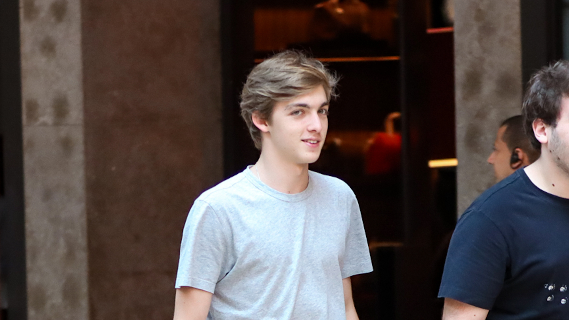 Filho de Angélica e Luciano Huck, Joaquim é visto passeando no shopping com os amigos