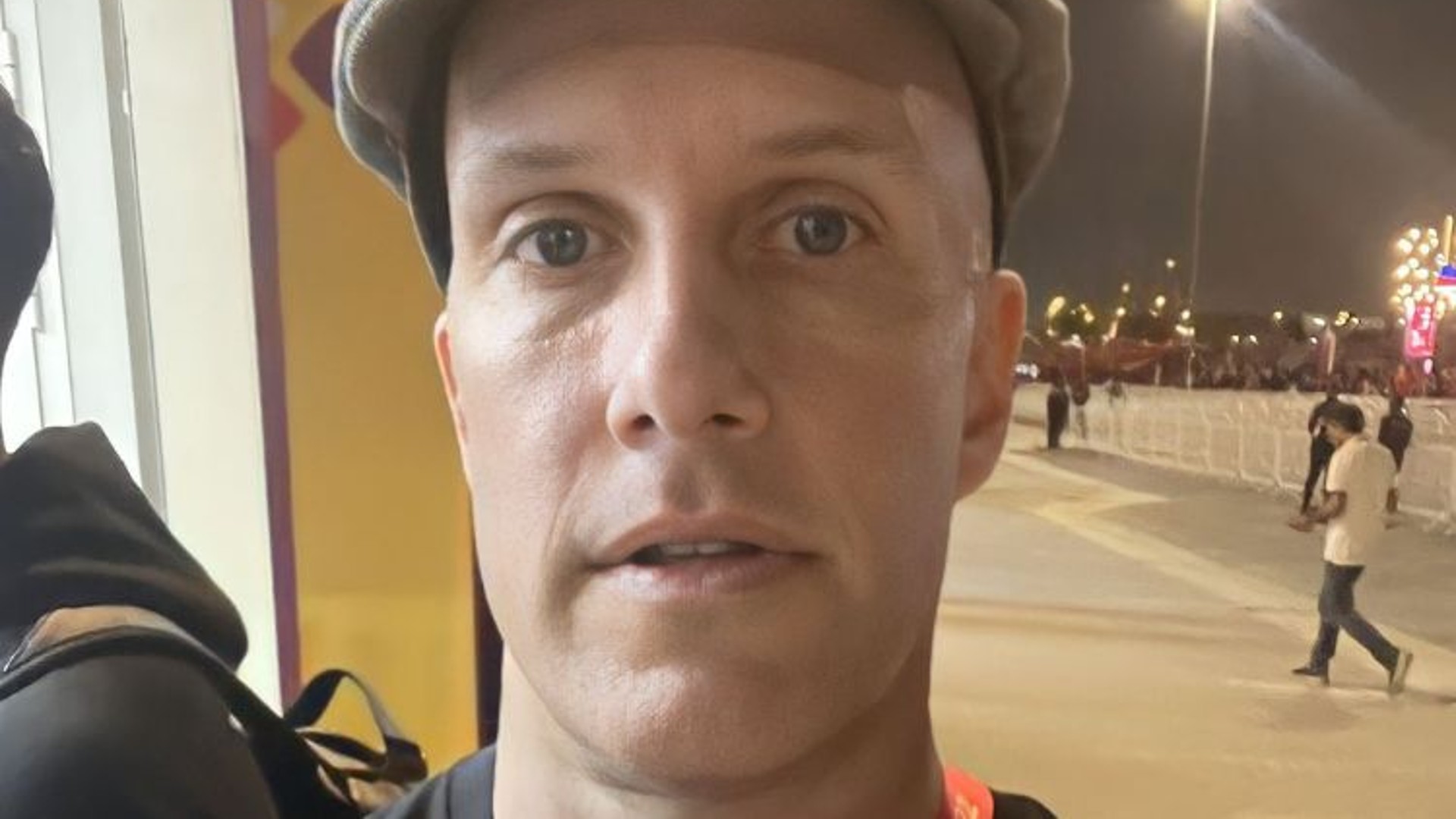 Jornalista barrado no Catar por usar camisa LGBTQIA+ morre após passar mal em jogo