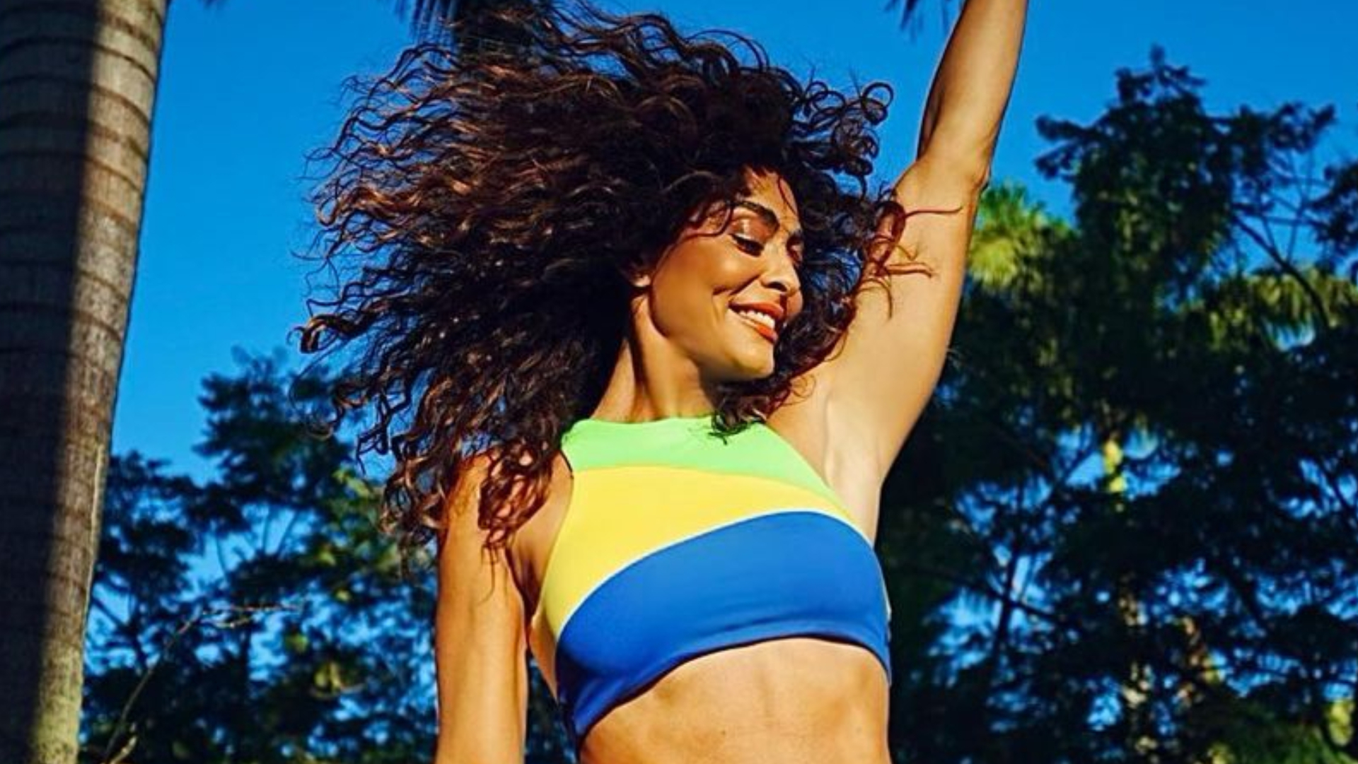 De barriga de fora, Juliana Paes ostenta tanquinho em clima da Copa: ”Que perfeita”