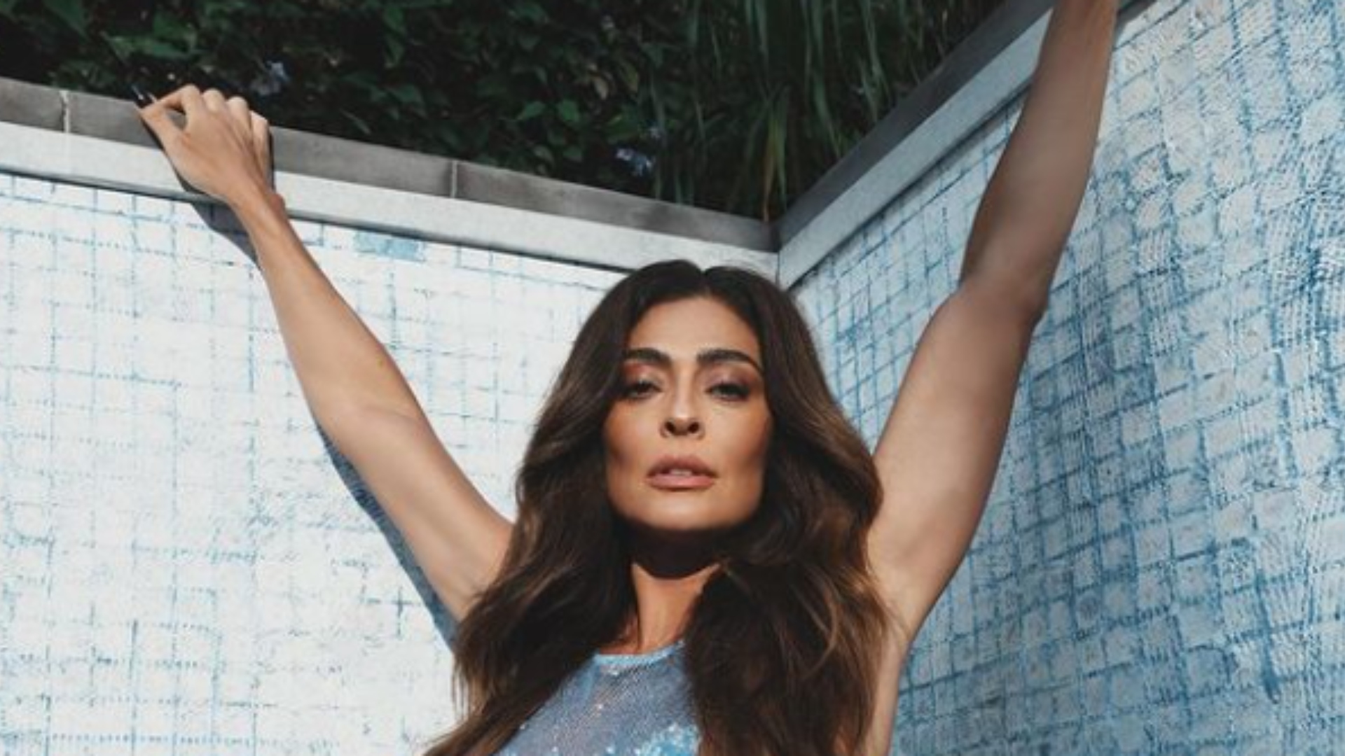 Juliana Paes incendeia a internet ao aparecer com look transparente