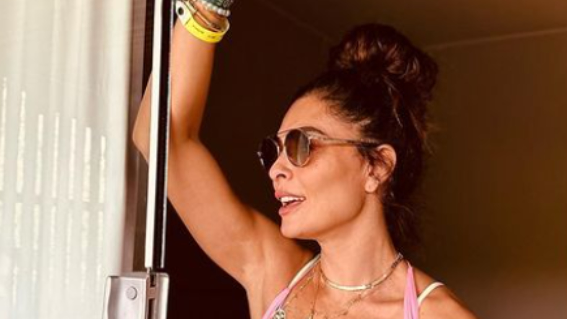 Juliana Paes ostenta corpão em biquíni colorido durante viagem por Noronha