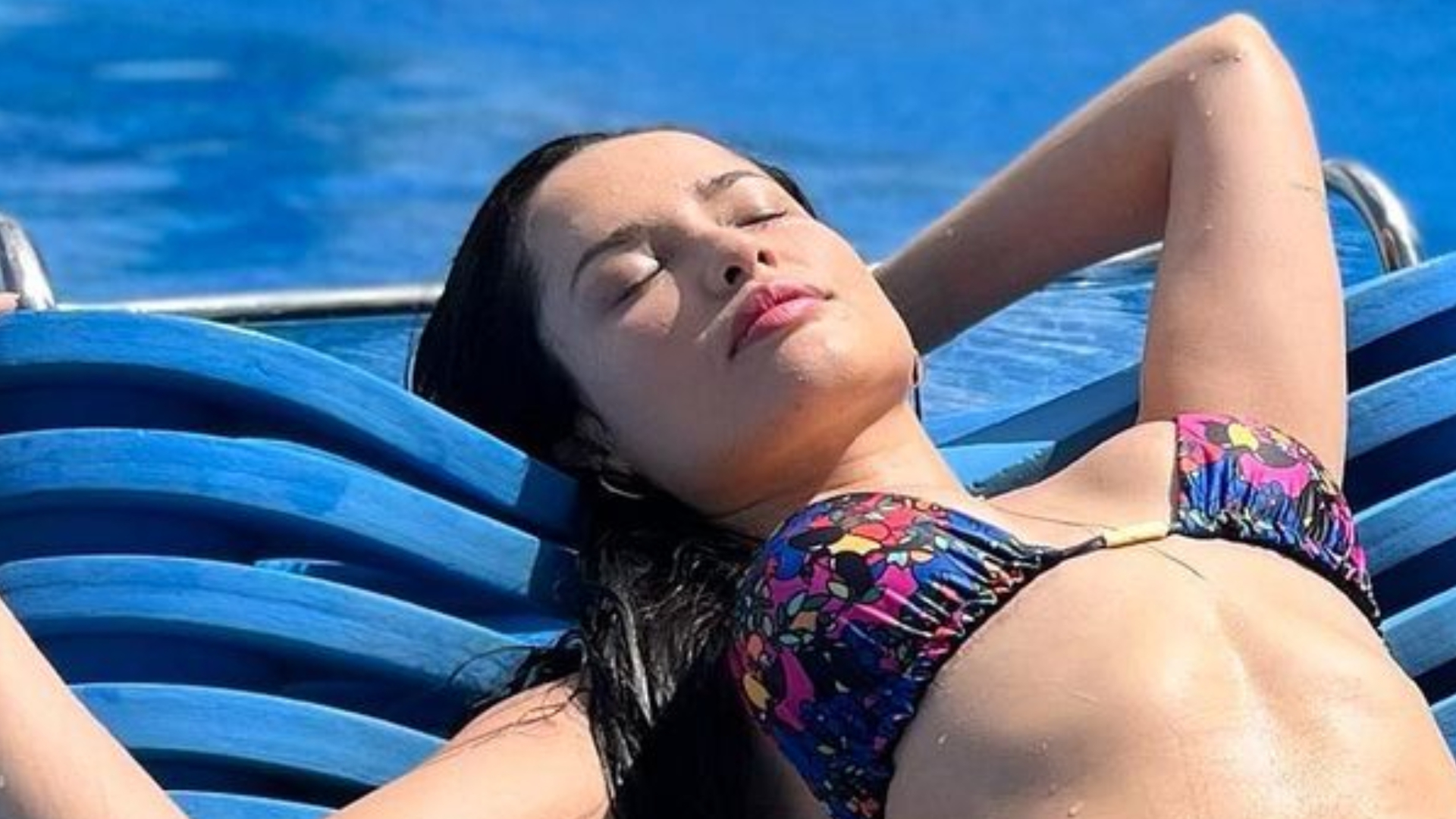 Na piscina, Juliette ostenta corpaço em biquíni fininho: ”Sem filtro”