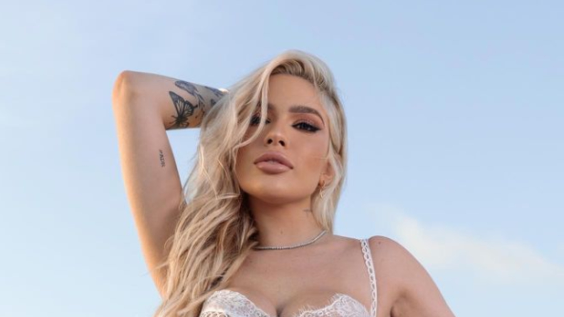 Karoline Lima esbanja sensualidade ao posar de lingerie branca