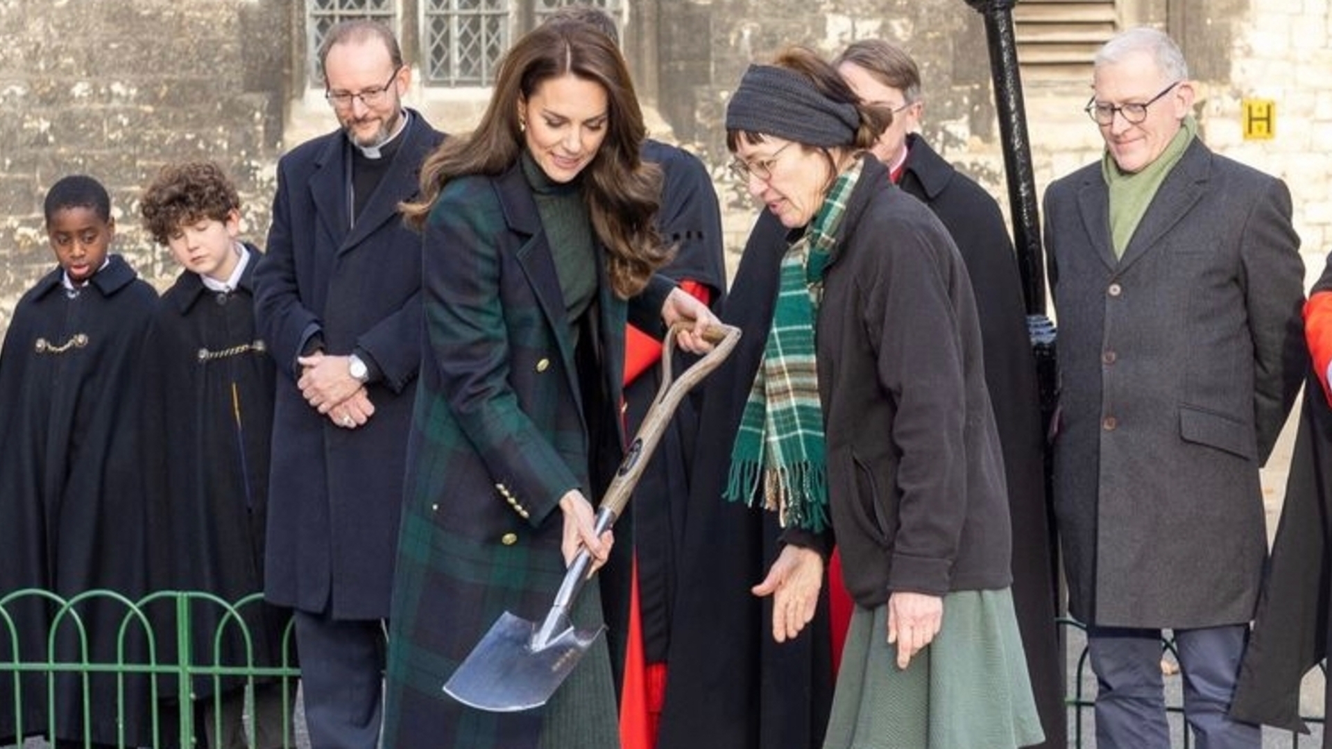 Kate Middleton planta árvore em homenagem à Rainha Elizabeth II
