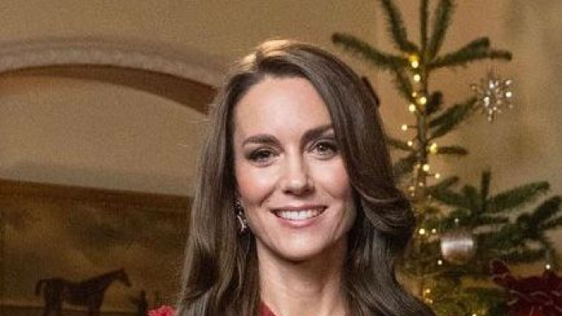 Kate Middleton surge deslumbrante com vestido vermelho brilhante em comemoração de Natal