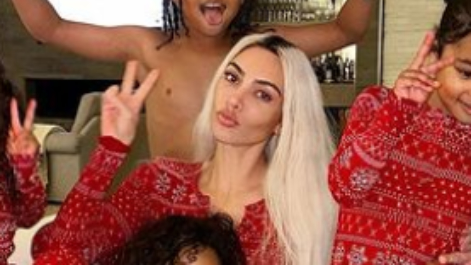 Kim Kardashian encanta internet com família reunida em clima de natal