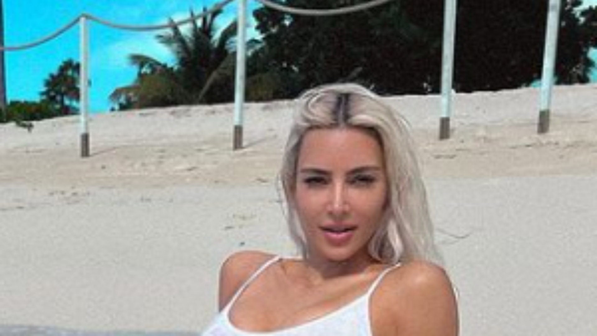 Kim Kardashian rouba a cena da internet ao deixar top branco transparente em dia de praia